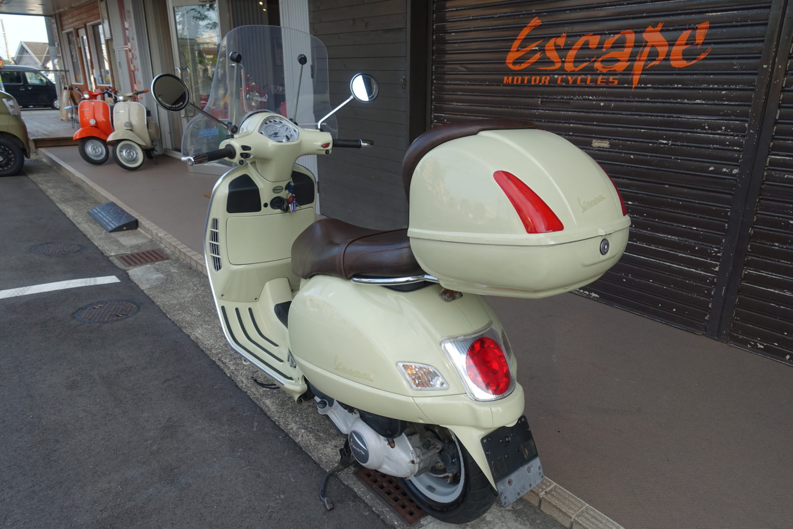 VESPA GT200L ベージュ 純正リアボックス | Escape Bike VESPA GT200L ベージュ 純正リアボックス | Escape Bike