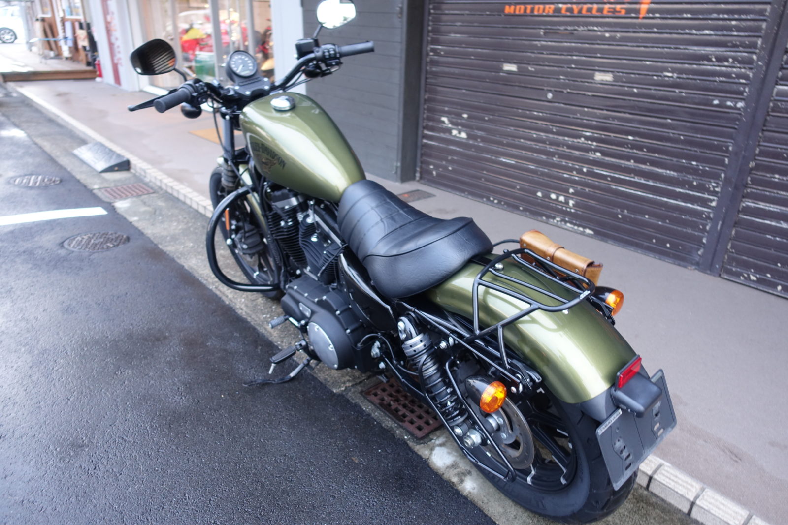 XL883N アイアン オリーブゴールド | Escape Bike