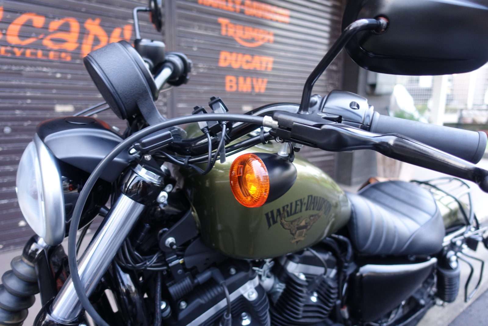 XL883N アイアン オリーブゴールド | Escape Bike