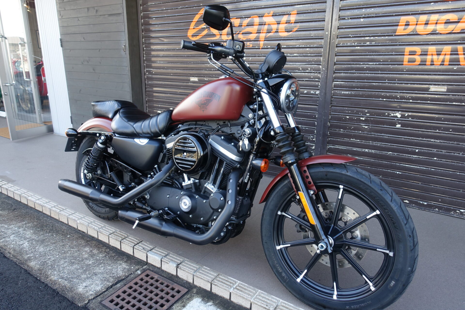 XL883N レッドアイアンデニム | Escape Bike