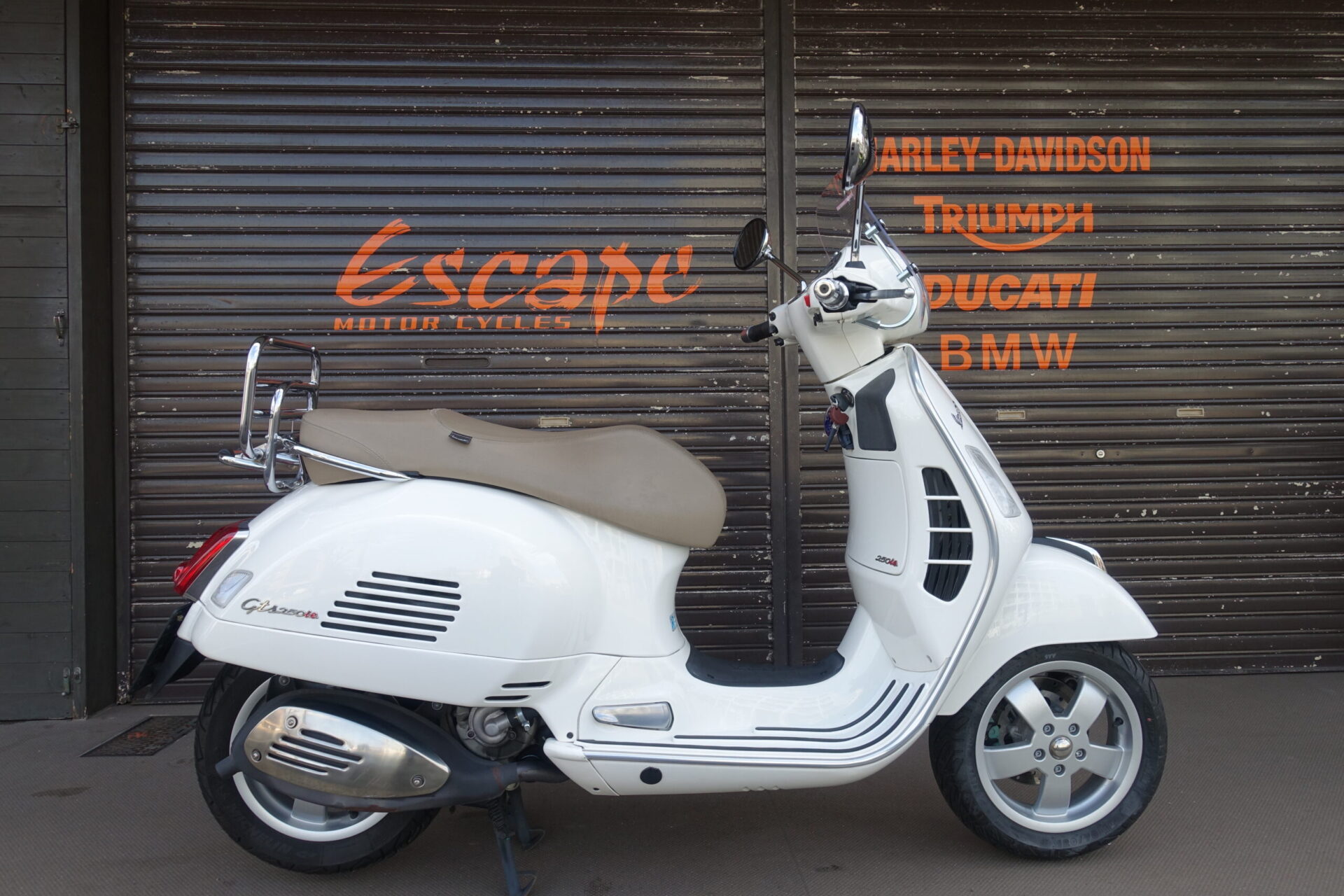 VESPA GTS250IE | Escape Bike