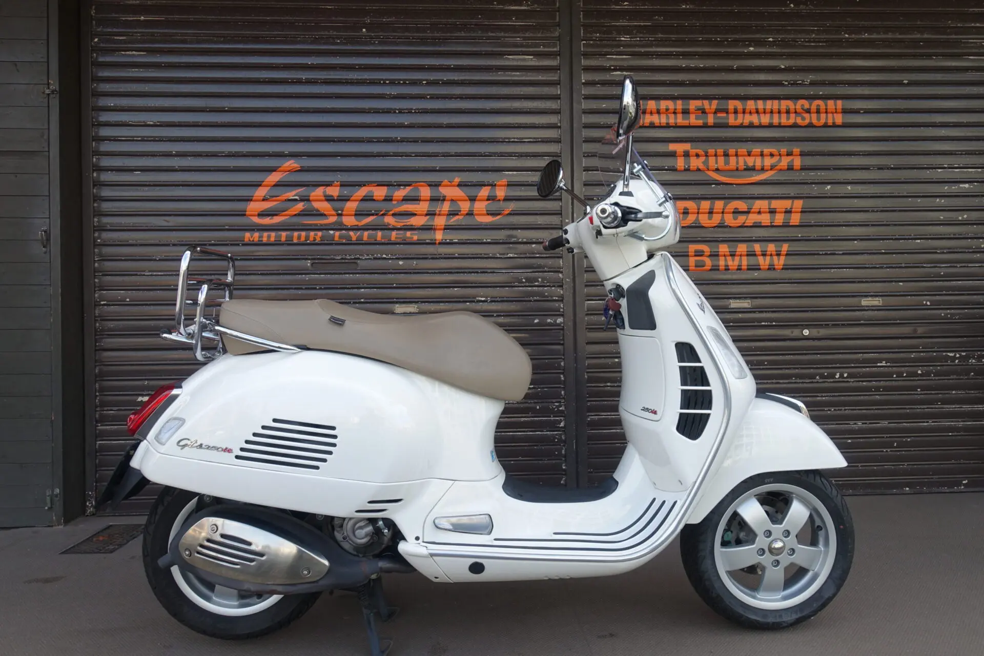 VESPA GTS250IE | Escape Bike
