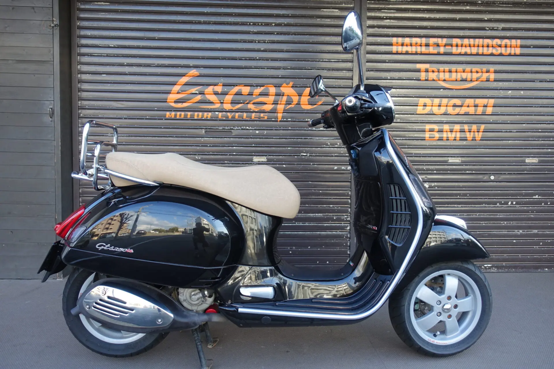 VESPA GTS250ie ブラック | Escape Bike