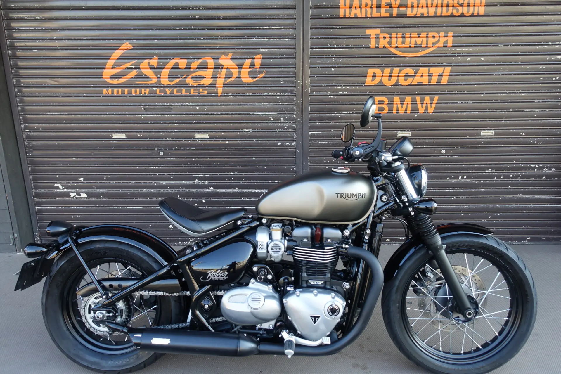 バンスアンドハインズ　トライアンフボンネビルボバーブラック　マフラー　サイレンサ TRIUMPH ボンネビル ボバー バンス＆ハインズマフラー・Xパイプ