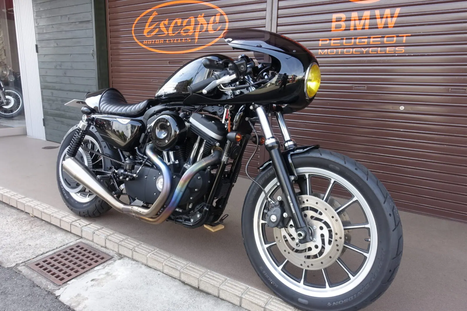 XL883R カフェカスタム | Escape Bike