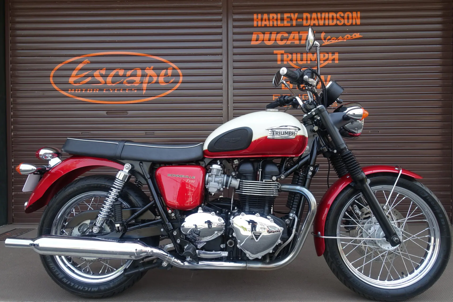 TRIUMPH ボンネビルT100 センタースタンド ETC付き | Escape Bike