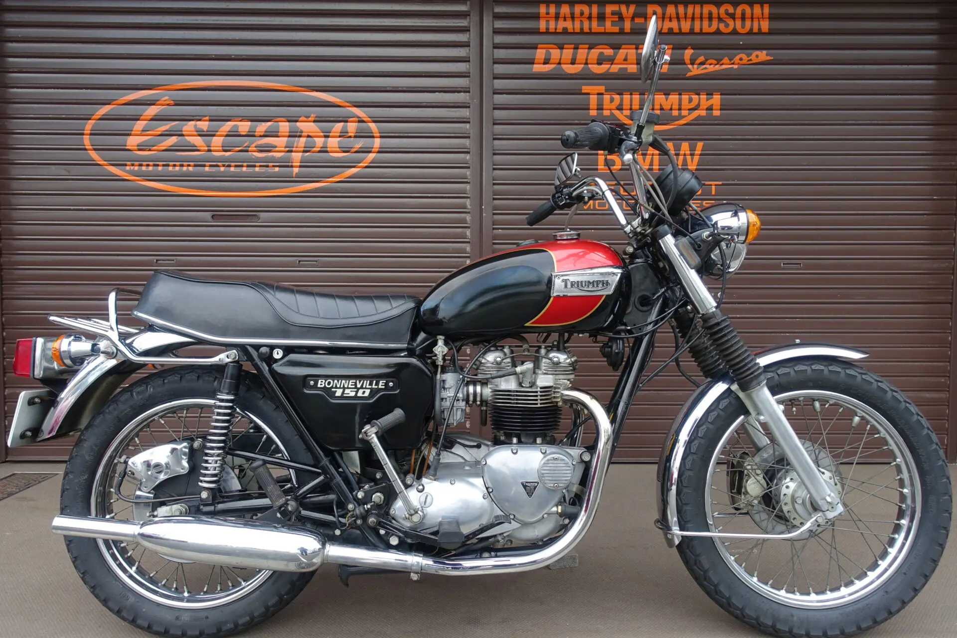 TRIUMPH T140ボンネビル | Escape Bike
