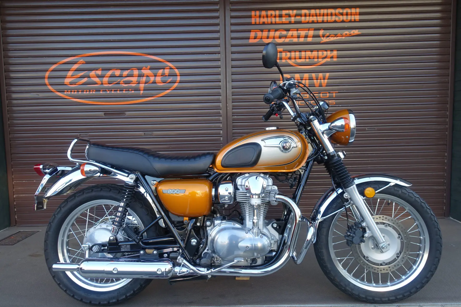 カワサキ W800 ディーラー整備　ETC　グリップヒーター　エンジンガード付き　平成23年3月初年度登録 カワサキ W800 アップハンドル エンジンガード グラブバー ETC