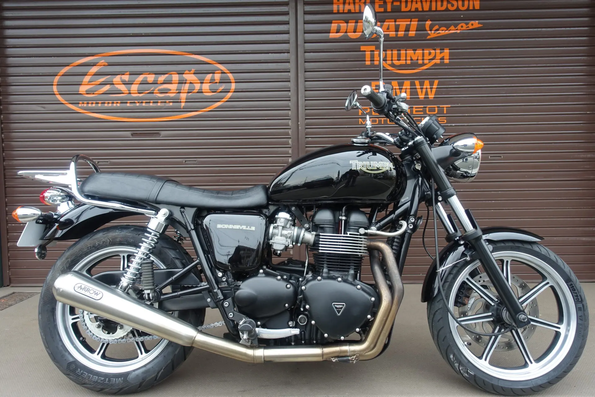 TRIUMPH ボンネビル ARROW2in1マフラー リアキャリア | Escape Bike