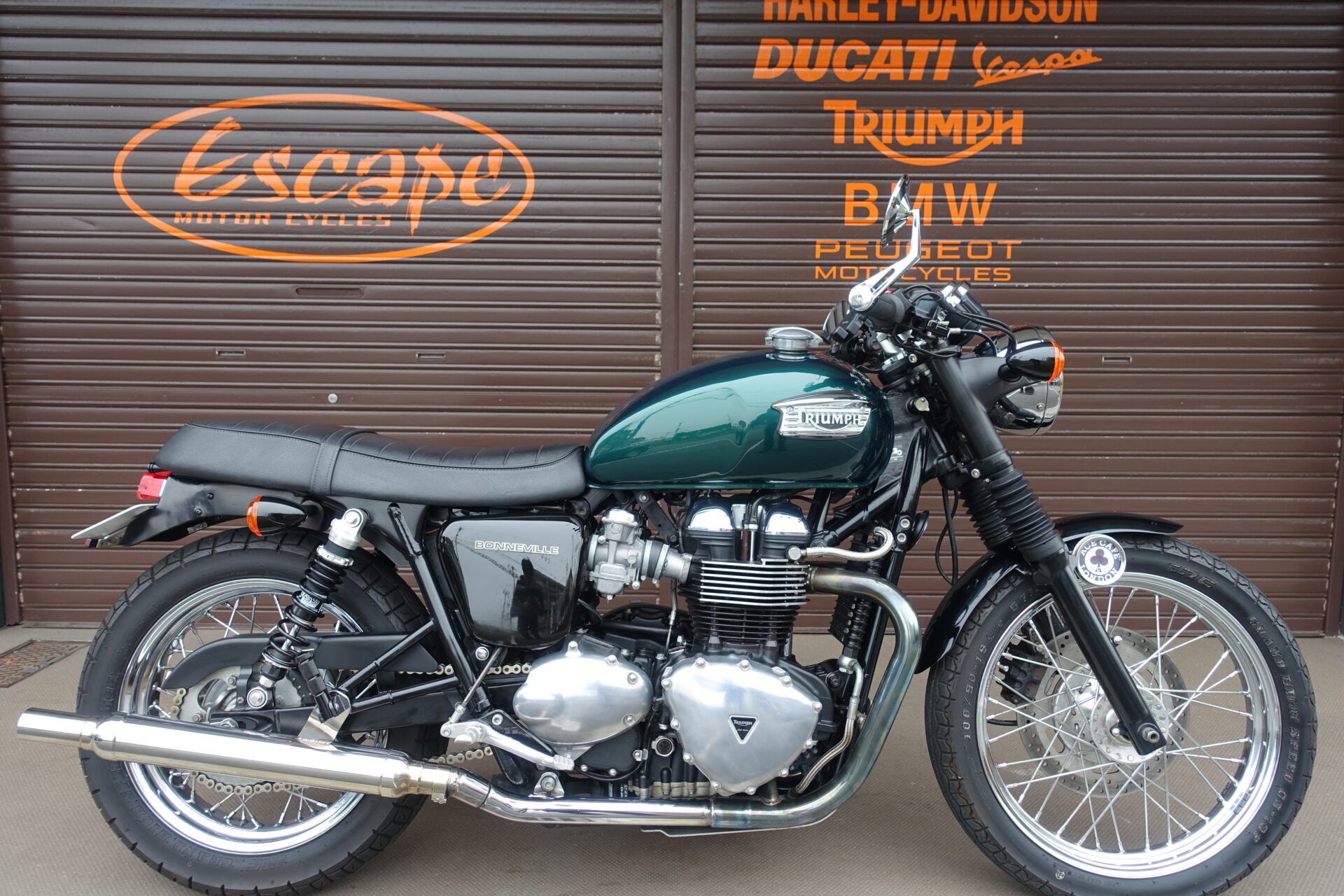 TRIUMPH ボンネビル キャプトンマフラー バックステップ YSSリアサス ルーカスヘッドライト フェンレス ナローバーハンドル ETC