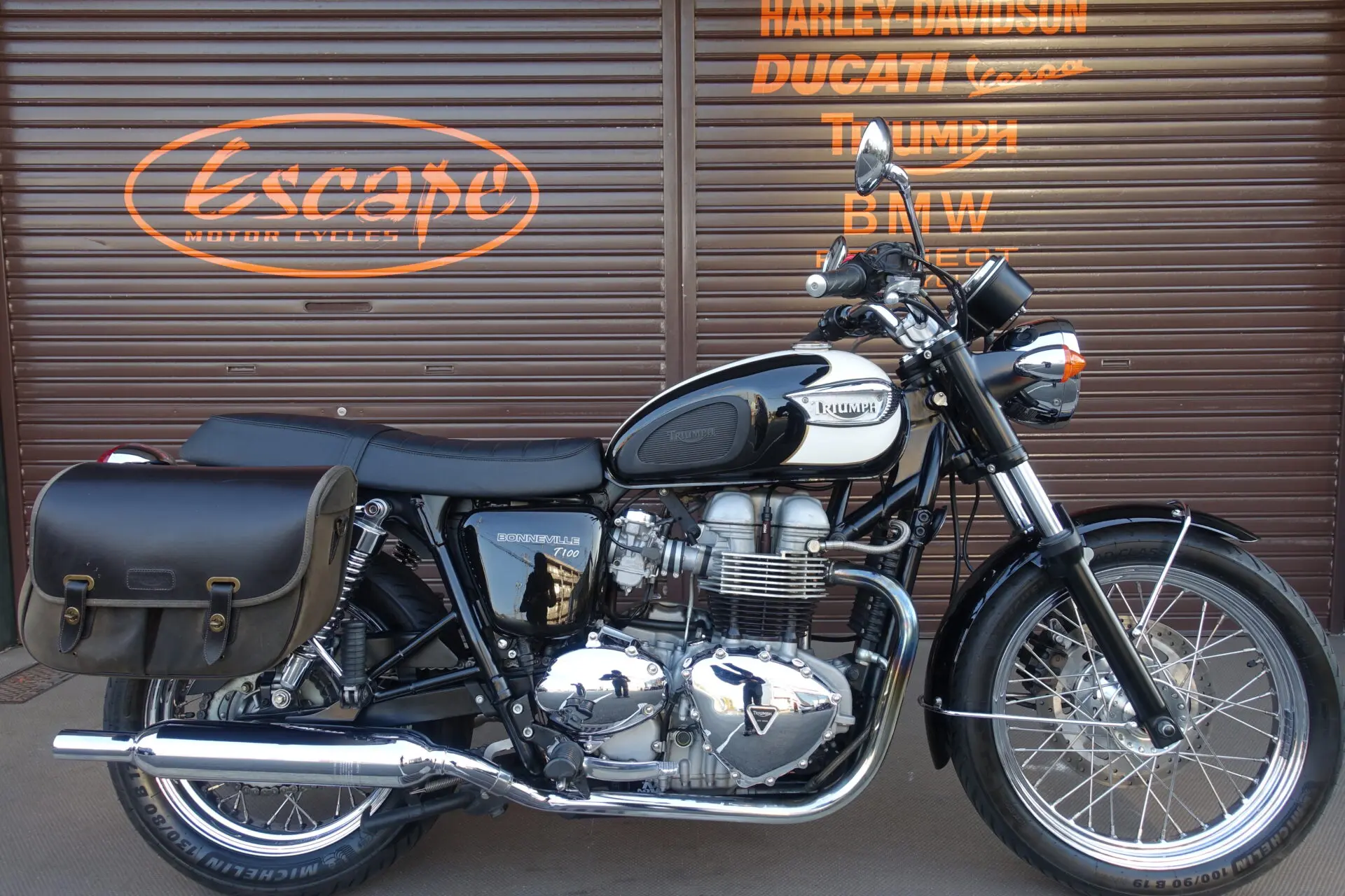 TRIUMPH ボンネビルT100 スポーツマフラー メーカーOPサイドバッグ