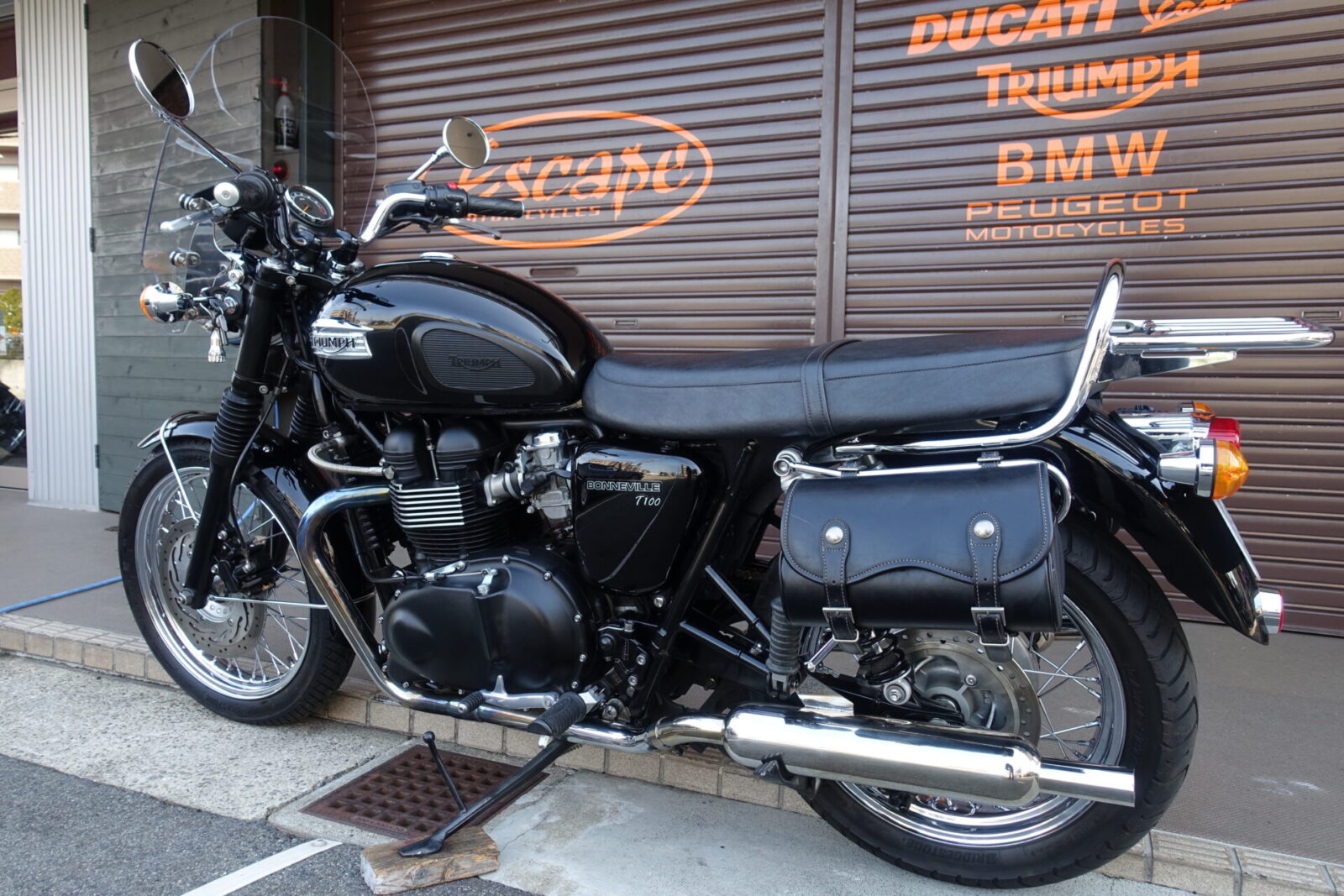 TRIUMPH ボンネビルT100 大和ステンレスマフラー OHLINSリアサス