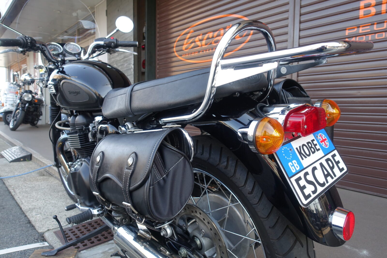 TRIUMPH ボンネビルT100 大和ステンレスマフラー OHLINSリアサス