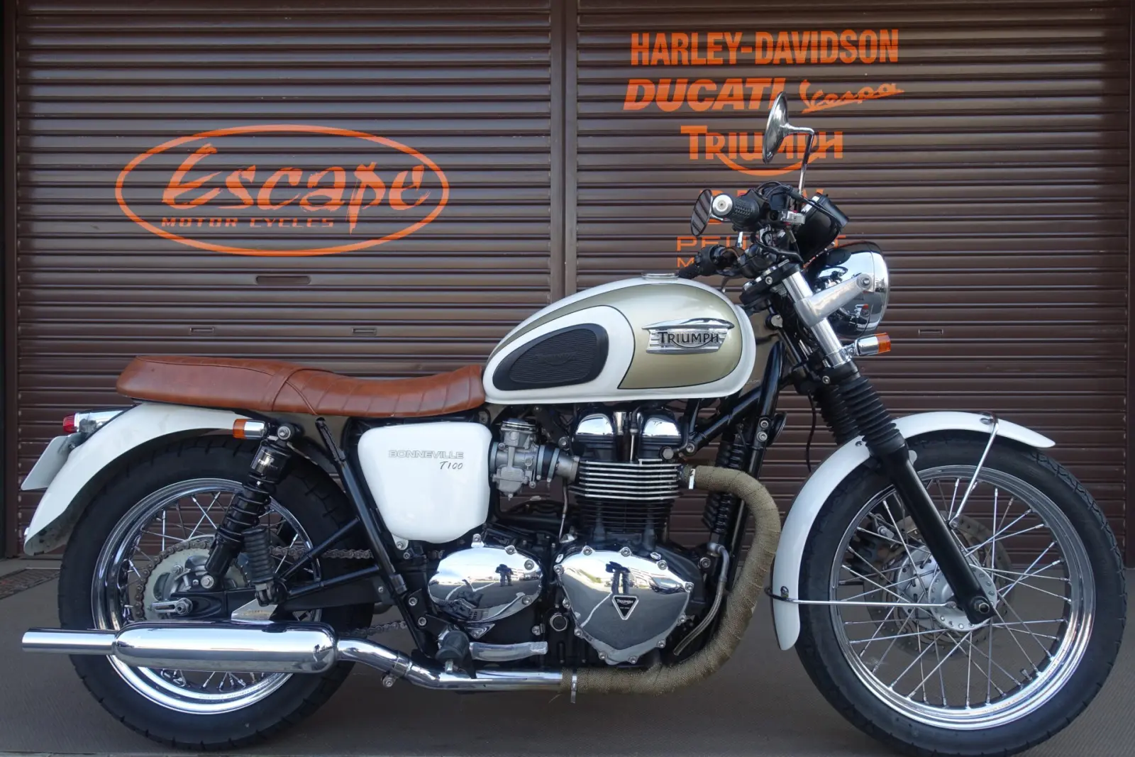 TRIUMPH ボンネビルT100 フュージョンホワイト&オーラムゴールド 大和