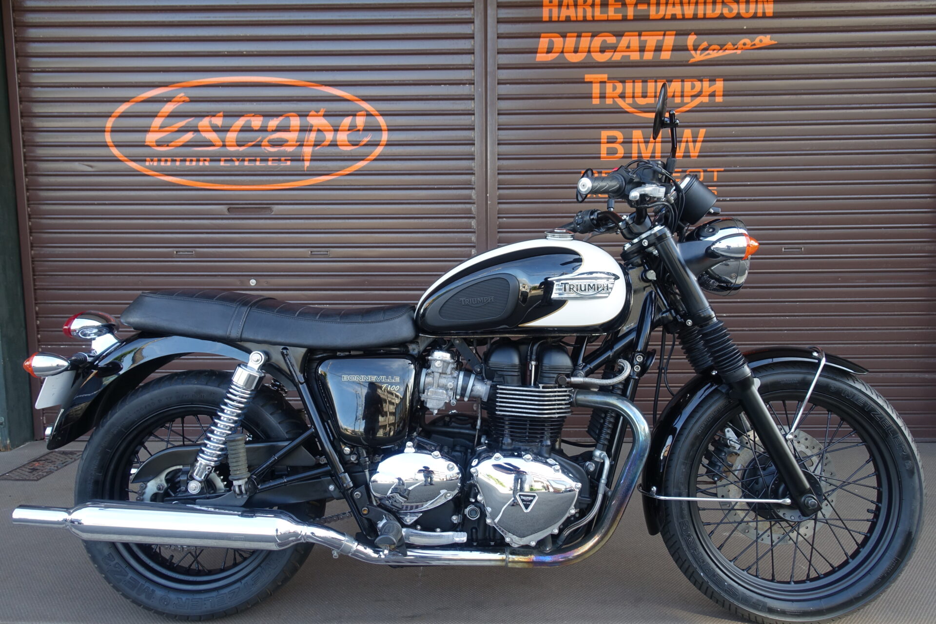 TRIUMPH ボンネビルT100 空冷エンジン クラシックローハンドル ブラックペイントホイール