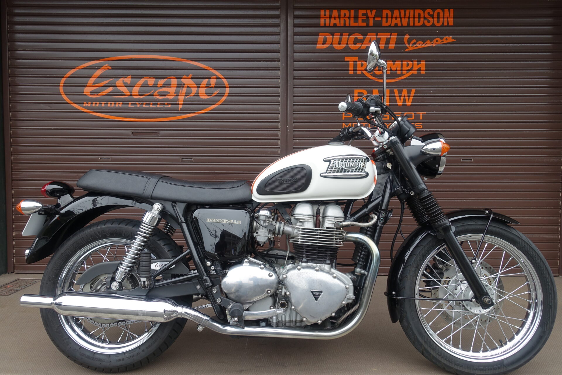 ＴＲＩＵＭＰＨ　ボンネビル７９０　カスタムペイント　ハーモニカエンブレム　スポーツマフラー