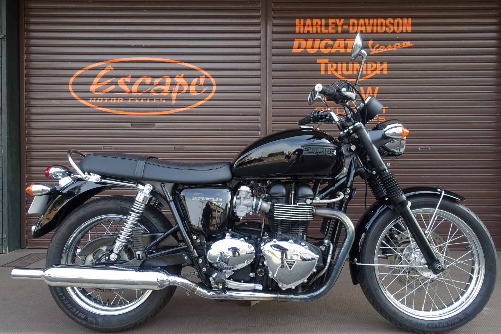 TRIUMPH ボンネビルT100 メーカーOPグラブバー