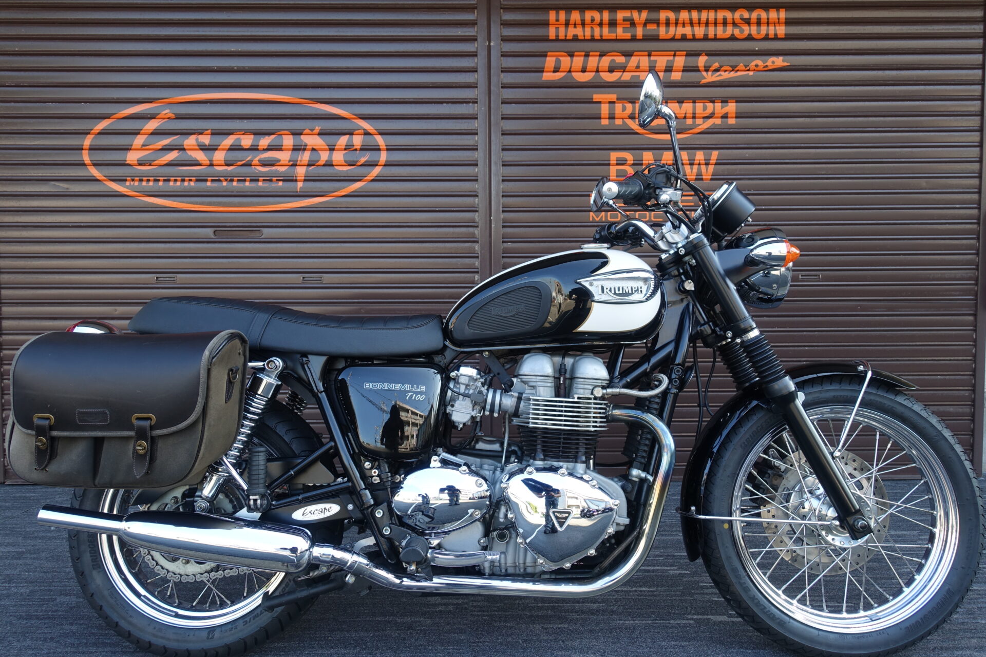 TRIUMPH ボンネビルT100 トライアンフタイプマフラー メーカーOPサイドバッグ センタースタンド フォークブーツ ETC