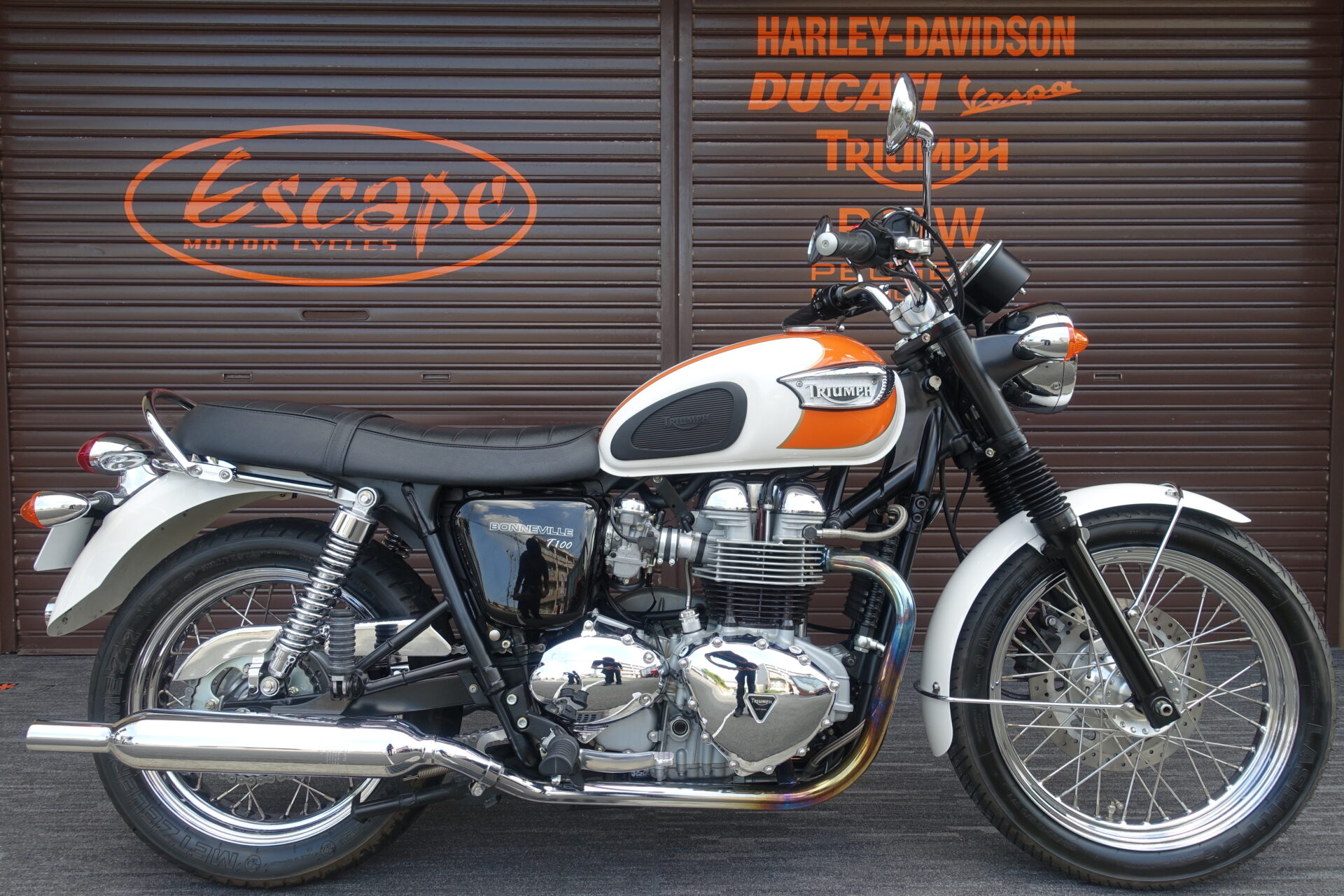 TRIUMPH ボンネビルT100 パールホワイト&タンジェリンオレンジ スポーツマフラー グラブバー センタースタンド メッキヘッドカバー