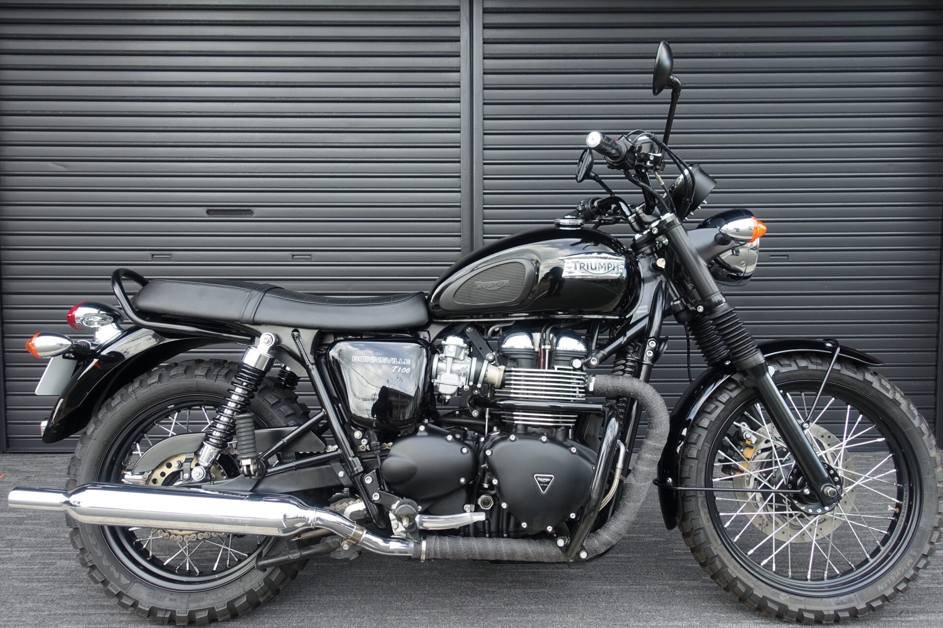 TRIUMPH ボンネビルT100black エンジンガード ブロックタイヤ バンテージ センタースタンド