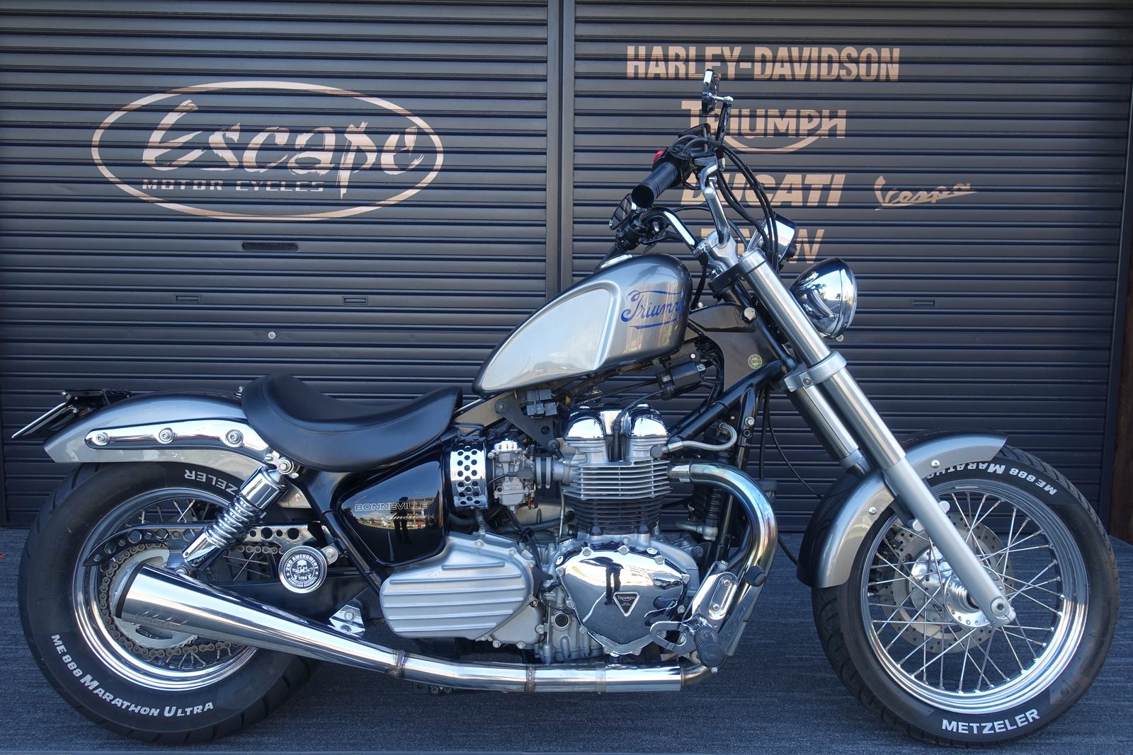TRIUMPH アメリカ 790ccエンジン チョッパーカスタム スーパートラップマフラー ローダウンサス スポーツタンク エイプハンドル
