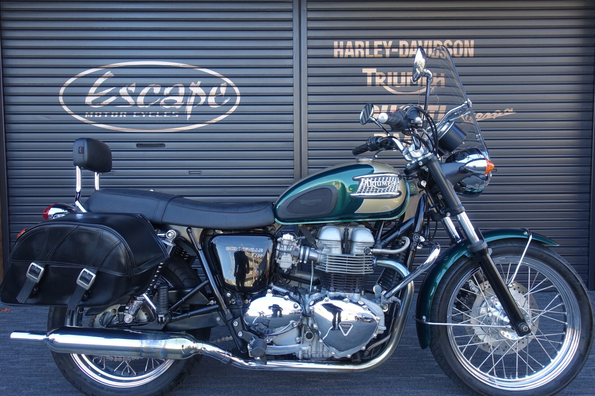 TRIUMPH ボンネビルT100 790ccエンジン ハーモニカエンブレム サイドバッグ バックレスト フロントスクリーン